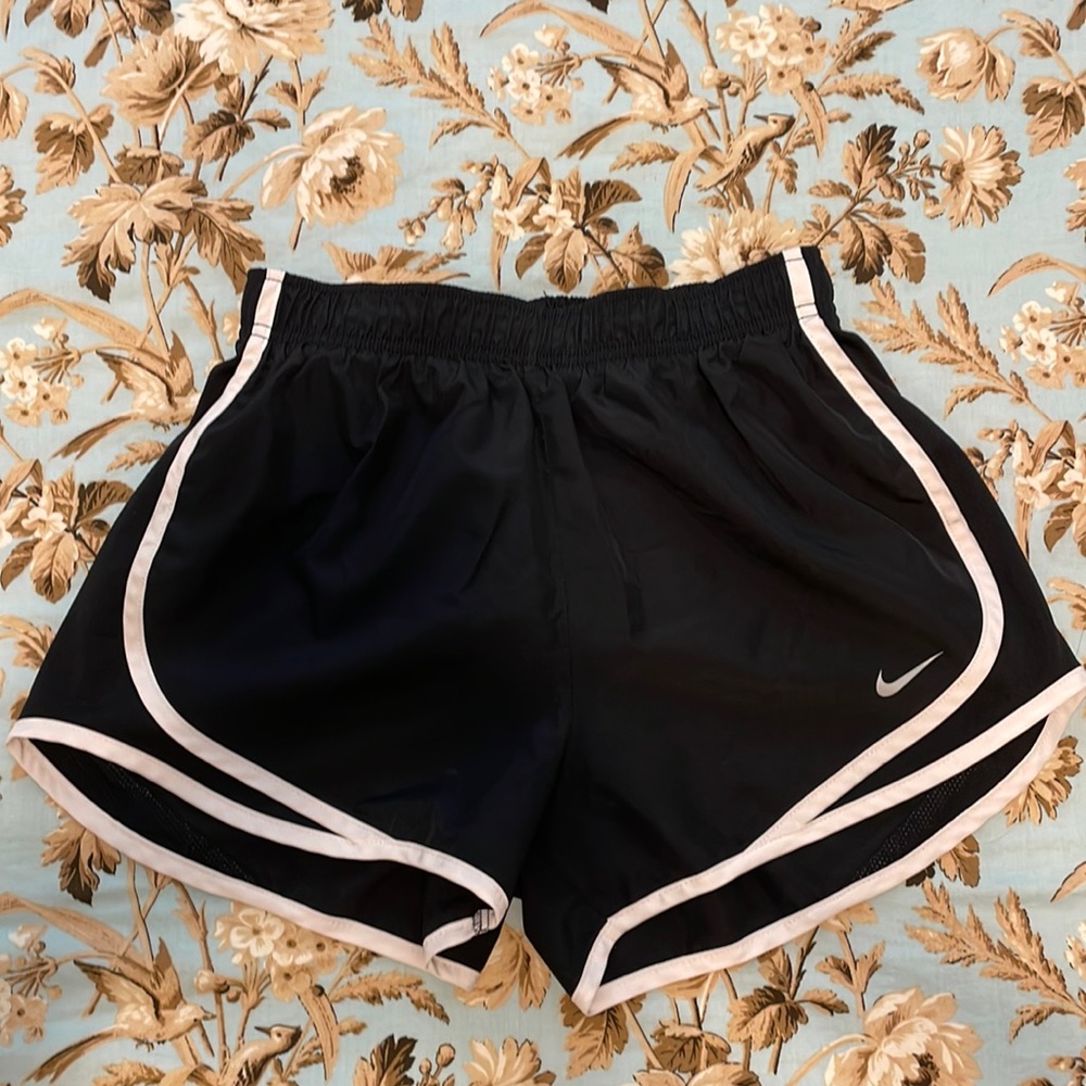 Nike Tempo Black & White Women’s short size small